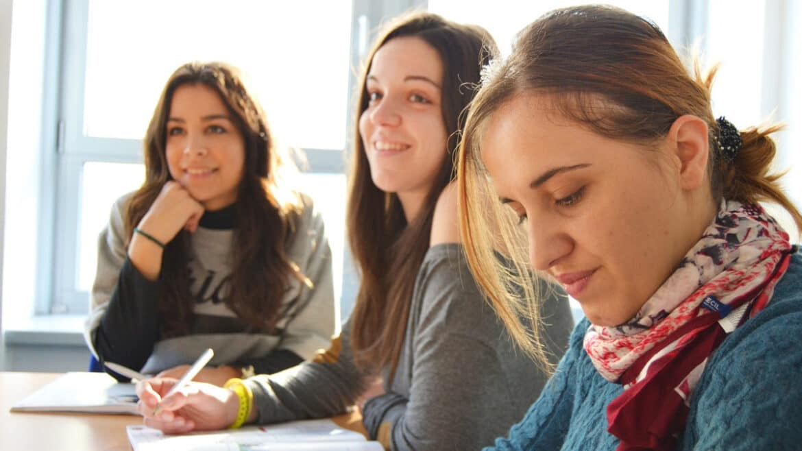 como divulgar escola de idioma na internet